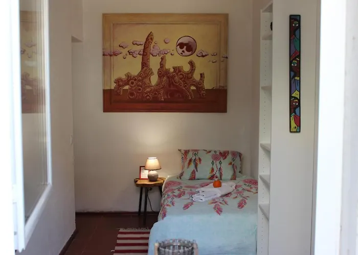 5th Element House Caparica Hostel *