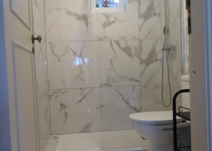 5th Element House Caparica Hostel *